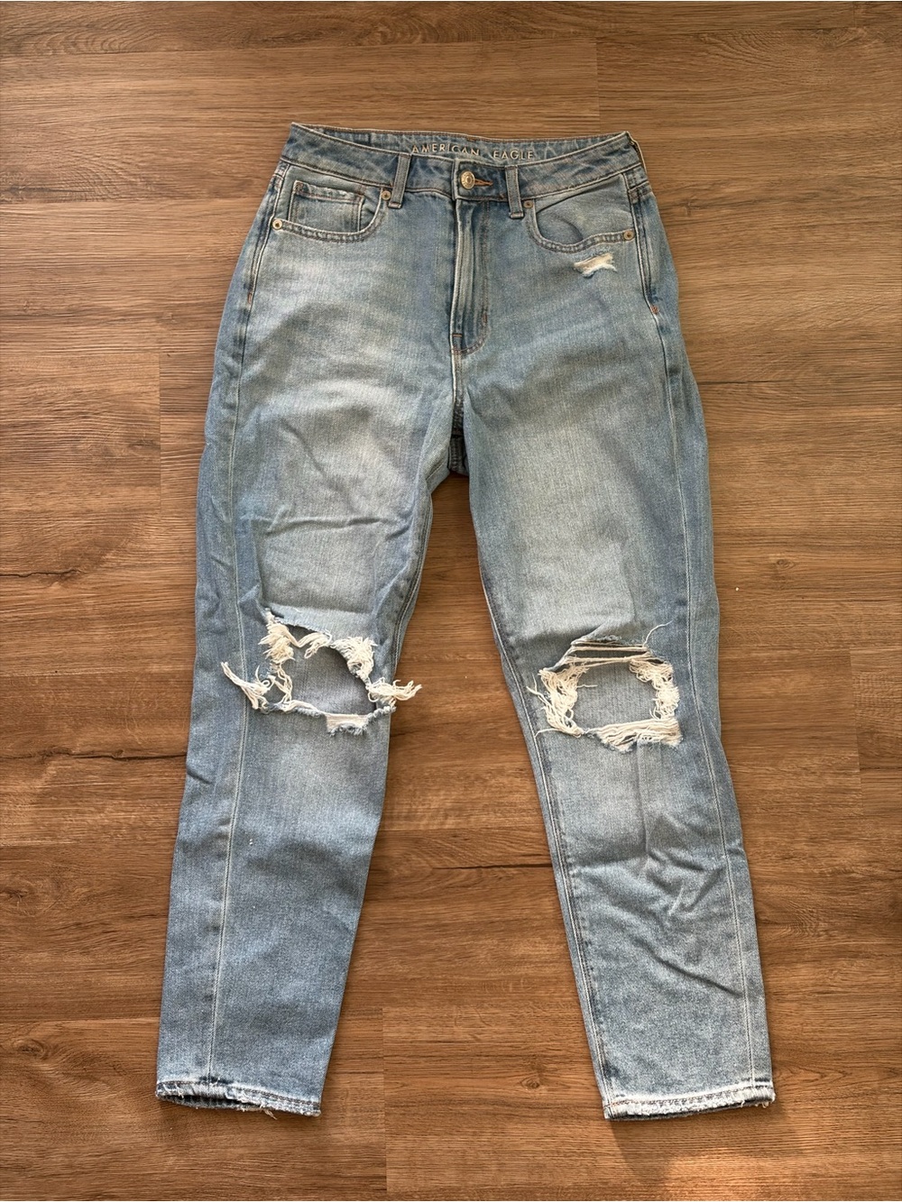 American Eagle Women’s Distressed Medium Wash High Rise Mom Jean Size 2 Short